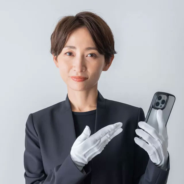 横浜市久保山斎場の電話している女性