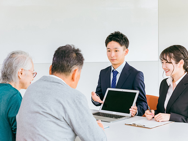 スタッフとお客様が打ち合わせしている様子