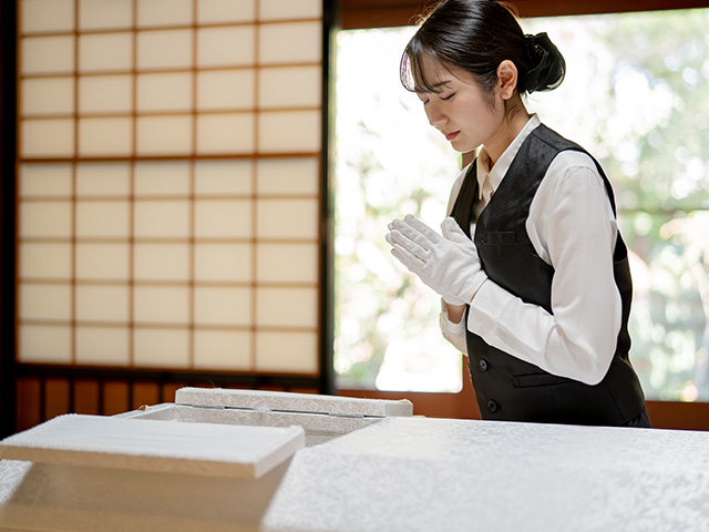 スタッフが納棺を行なっている様子